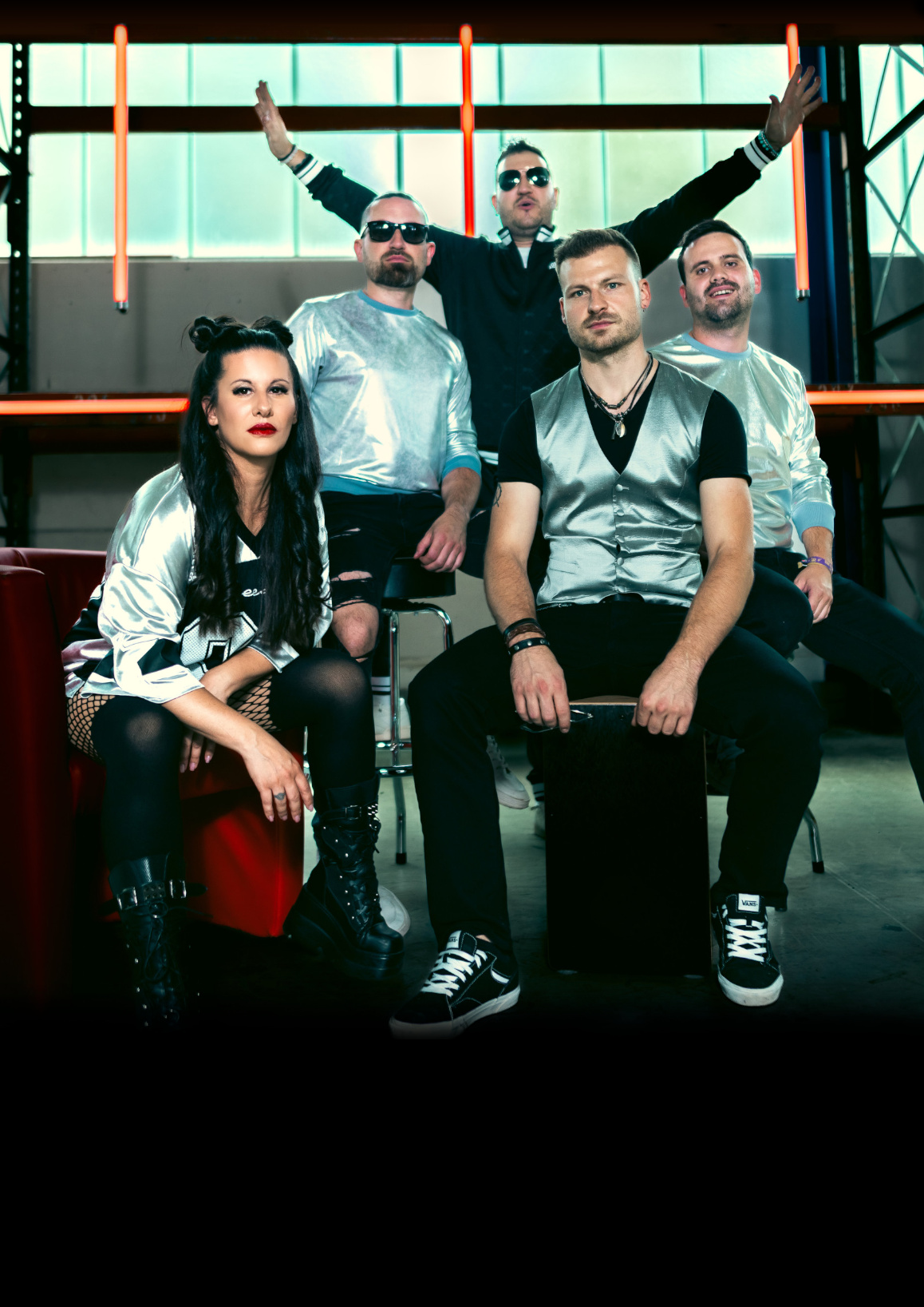 JENNY AND THE GANG Bandfoto in einer Industriehalle – fünfköpfige Partyband aus Fulda in modernen Outfits mit energievollem Auftrittsstil