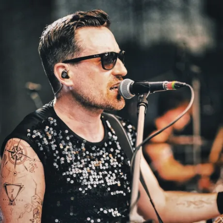 Manu – Gitarre und Gesang bei JENNY AND THE GANG
