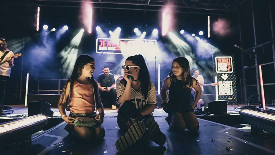 Fans aus dem Publikum feiern mit Jenny auf der Bühne – JENNY AND THE GANG
