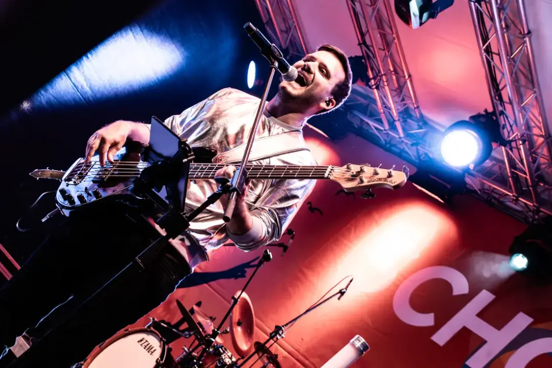 Bass im roten Bühnenlicht – JENNY AND THE GANG