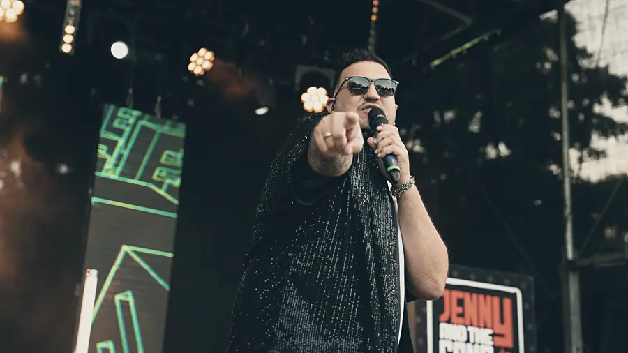 Giusi singt live und zeigt ins Publikum – JENNY AND THE GANG
