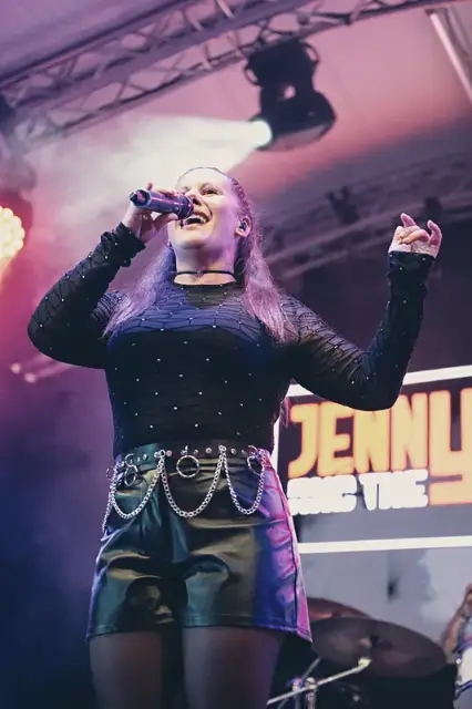 Jenny singt live auf der Bühne – JENNY AND THE GANG