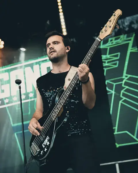 Josef am Bass live auf der Bühne – JENNY AND THE GANG