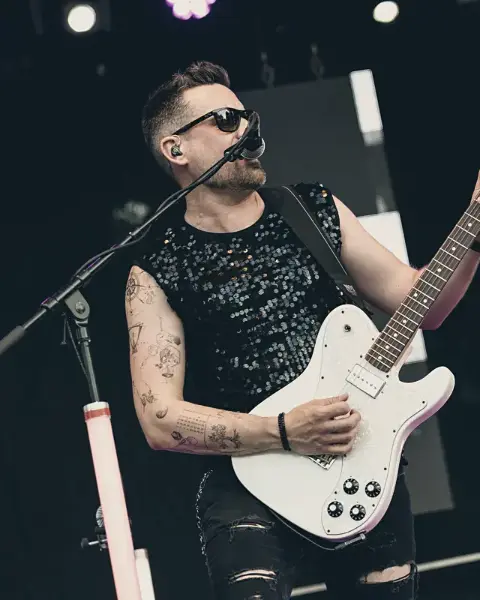 Manu an der E-Gitarre live auf der Bühne – JENNY AND THE GANG